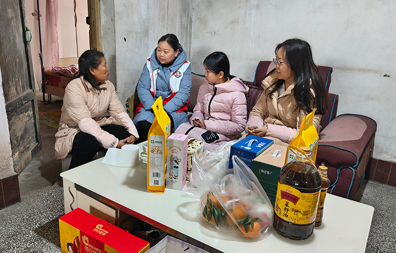 持续关爱困难学生罗凝雪