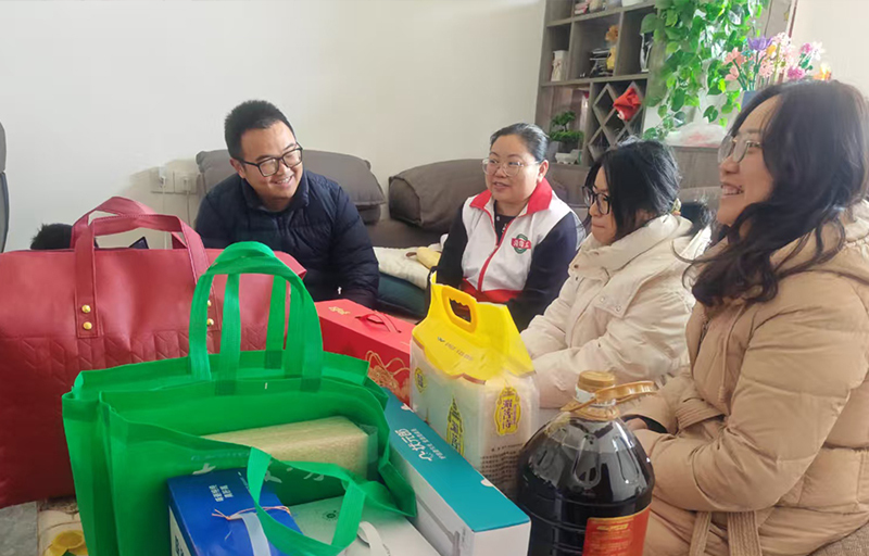 慰问资助困难学生徐苓茵