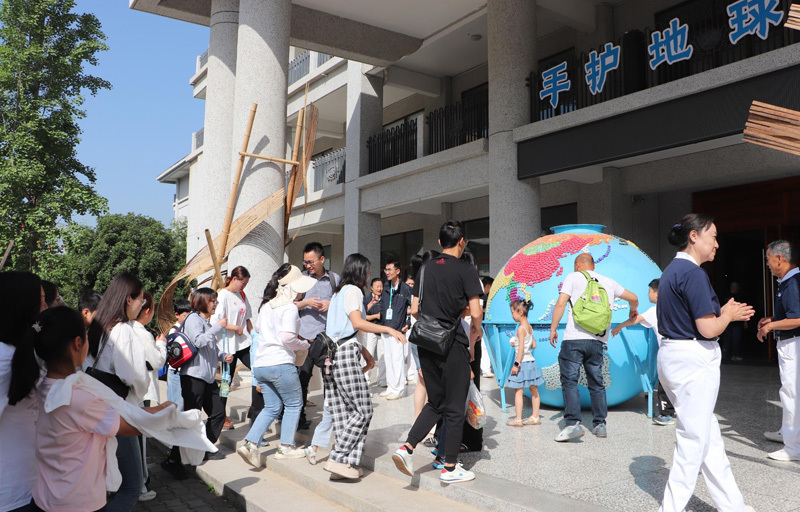 海霸王员工代表前往慈济参加母亲节亲子活动